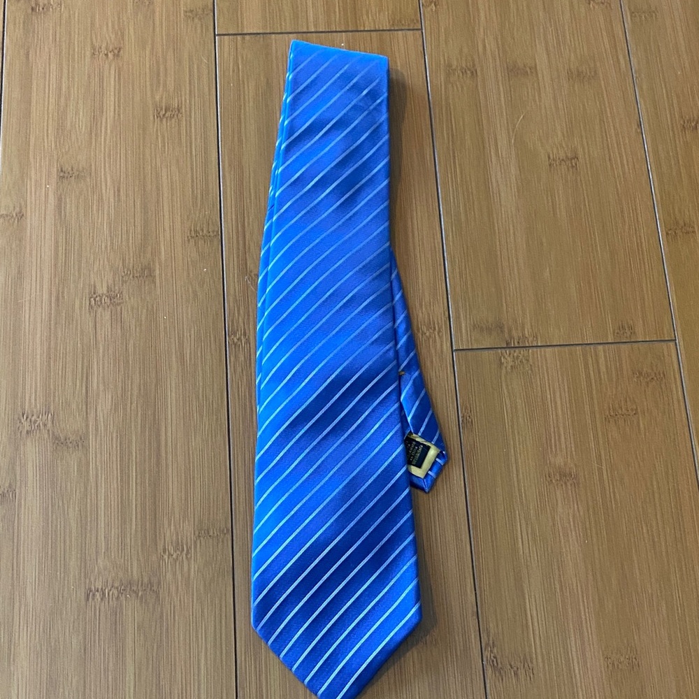 Perfect condition - silk tie

💙 bundle eligible